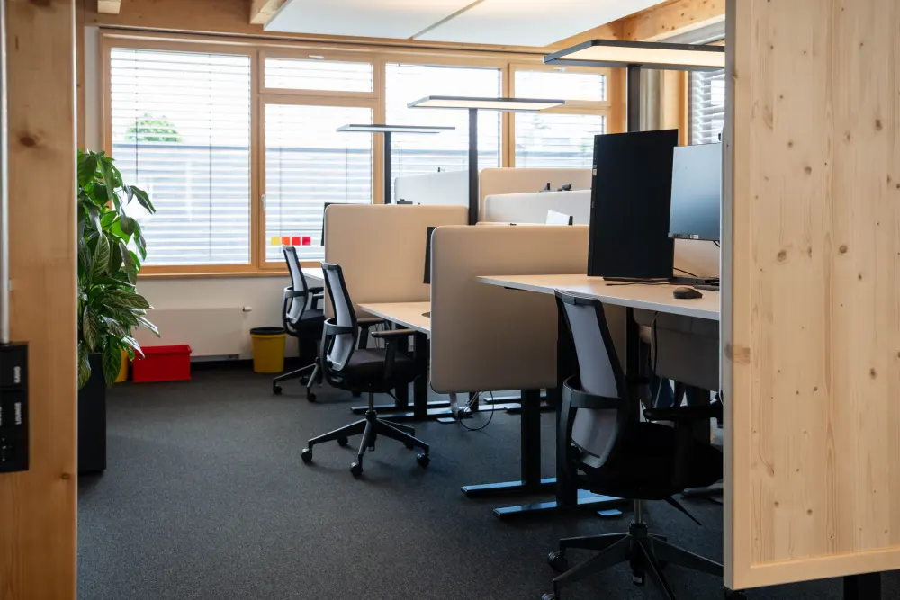 Heller Arbeitsbereich mit Holzbalken im praxismachen! Büro