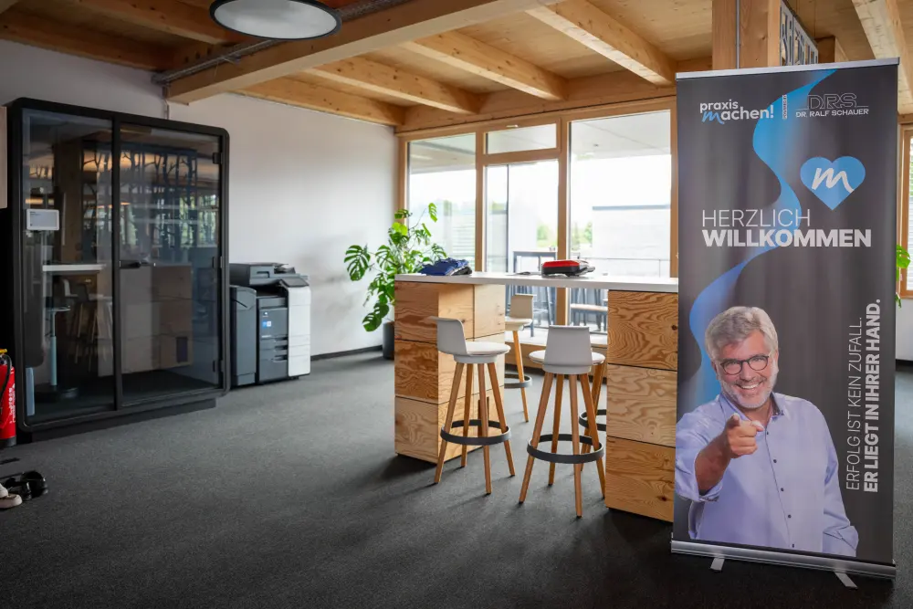 Empfang im praxismachen! Büro mit Willkommens-Banner