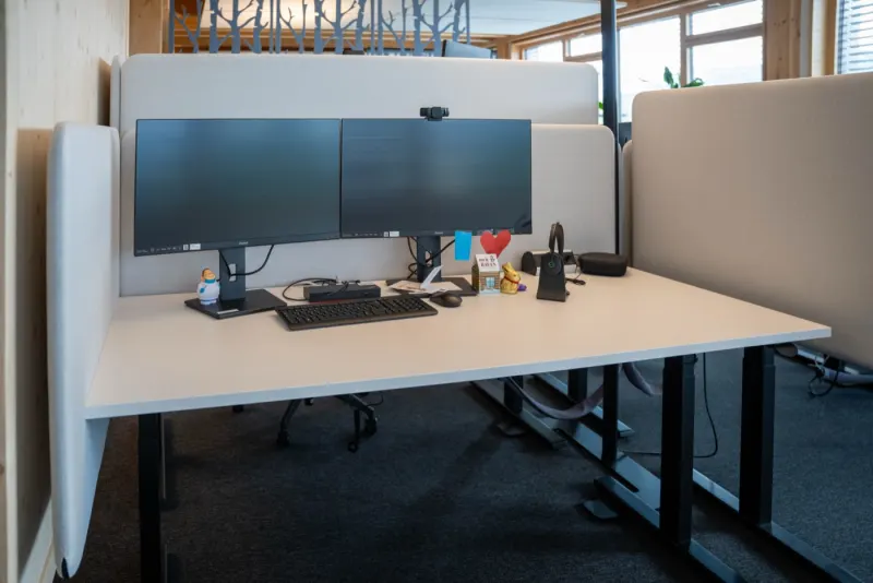 Aufgeräumter Arbeitsplatz im praxismachen! Büro